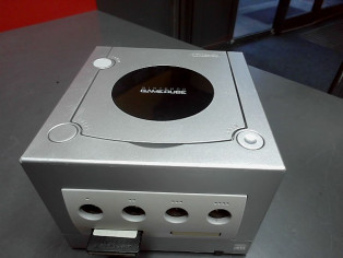 NINTENDO GAMECUBE 2 MANETTES + CM reconditionné
