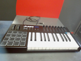 ALESIS VI 25 reconditionné