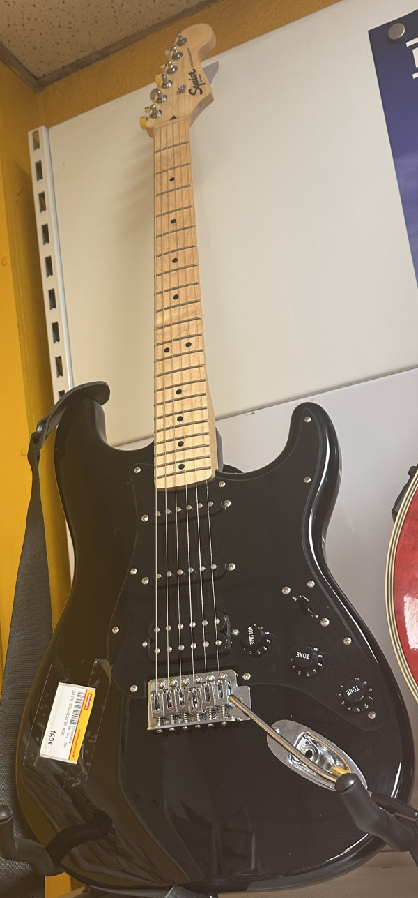 SQUIER STRATOCASTER NOIR