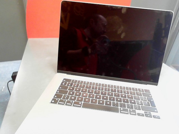 APPLE MACBOOK AIR A3114 (2024) M3 16 GO RAM 256 GO SSD 15.4