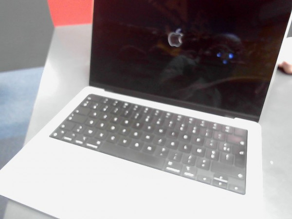 MACBOOK PRO 2023 M3/18GO/500 reconditionné